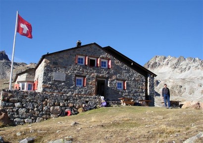 La Chamanna d'Es-cha 2594 m, a dx il Piz Val Müra 3162 m.