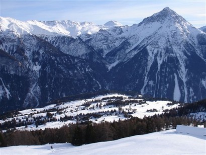 Il Piz S-chalambert Dadaint 3031 m ed i prati di Chantada.