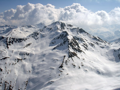 Il Monte Filone 3133 m, visto dalla cima della Corna di Capra 3133 m.