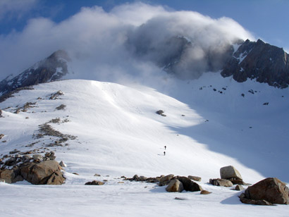 Il Pizzo Rotondo 3192 m nella nebbia, presso il Passo di Rotondo 2764 m.