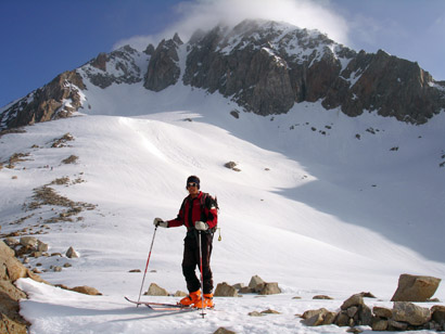 Gianluca  nei pressi del Passo di Rotondo 2764 m sullo sfondo il  Pizzo Rotondo 3192 m.