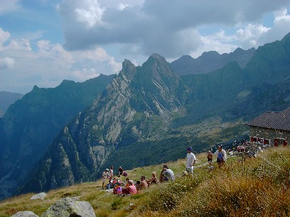 Il Rif. Omio sulla destra e la gente che aspetta il transito dei corridori del Trofeo Kima.