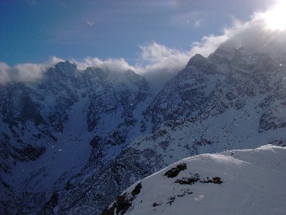 Il sole un po' a fatica si fa spazio fra le nuvole e qualche fiocco di neve.