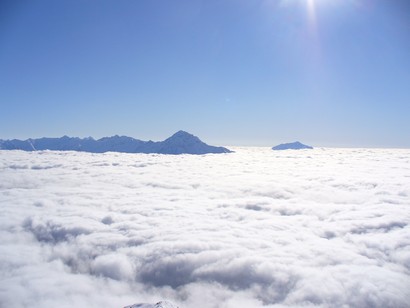 Il Legnone e il Legnoncino spuntano dalla nebbia.