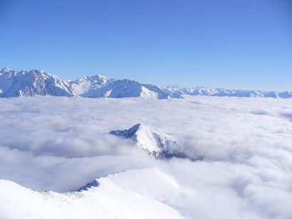 In primo piano il Monte Berlinghiera, dietro la Valle dei Ratti.