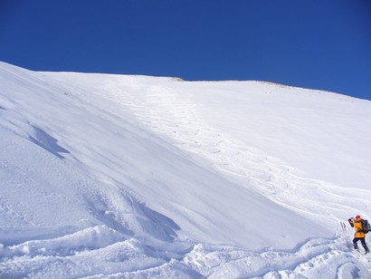 Belle serpentine lungo il primo tratto sotto la cima.