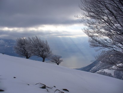 Lago di Como col sole che fa fatica a farsi strada.