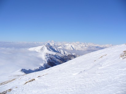 La dorsale verso il Monte Bar. Sullo sfondo il Rosa.