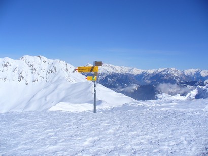 Siamo in Svizzera... cartelli chiari sulla cima.