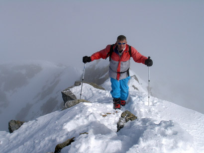 Manuele arriva in cima al Piz Medel 3210 m.