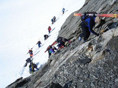 Di nuovo in coda per affrontare il ripido e difficoltoso passaggio sulle rocce.