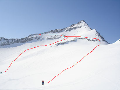 Dopo aver affrontato il passaggio sulle rocce si scende di quota per poi iniziare la salita finale verso la vetta. In rosso le due varianti di tracciato del tratto di discesa.