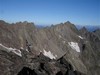 La croce del Dente di Coca 2926 m, sullo sfondo il Pizzo di Scotes 2979 m e Cime di Caronno 2930 m.