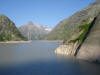 Il Grimselsee con al centro il Vord Zinggenstock 2915 m, visti nei pressi dell'opizio del Grimsel.