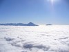 Il Legnone e il Legnoncino spuntano dalla nebbia.