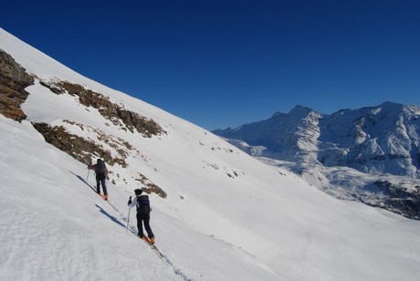 Durante la salita al Piz Latta, con sullo sfondo il Pizzo d'Emet 3209 m e Mater 3025 m a dx.