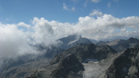 Al centro nella nebbia il Piz Julier.