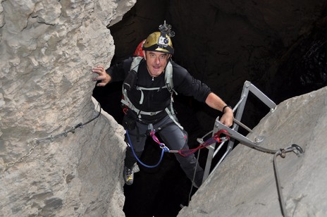 Dome esce dalla grotta.